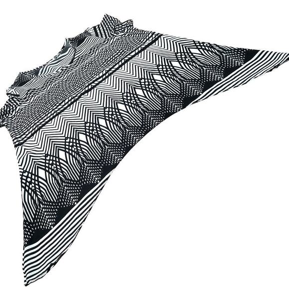 Cato Plus Size Women's Black & White Geo Print Short Sleeve Blouse - Picture 5 of 6